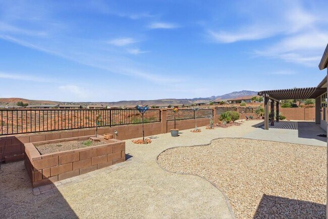 Building Photo - Brio Beauty! 3 Bedroom Home with View and RV Parking!