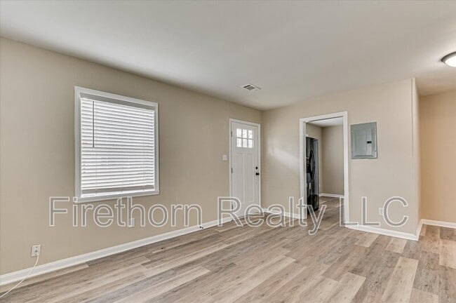 Building Photo - 810 Royalette Ave