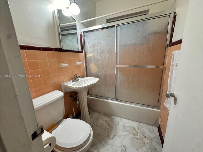 Building Photo - 4740 Pine Tree Dr