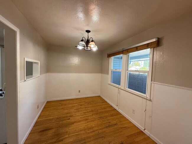 Building Photo - Single story in the heart of Modesto!