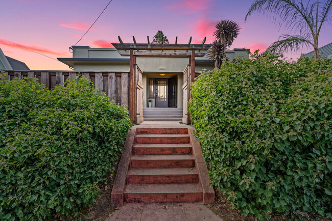 Fully fenced & gated private yard with a nice entry & stoop - 2835 Georgia St