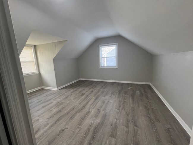 Building Photo - Newly Renovated 4 Bedroom / 2 Bathroom Woo...