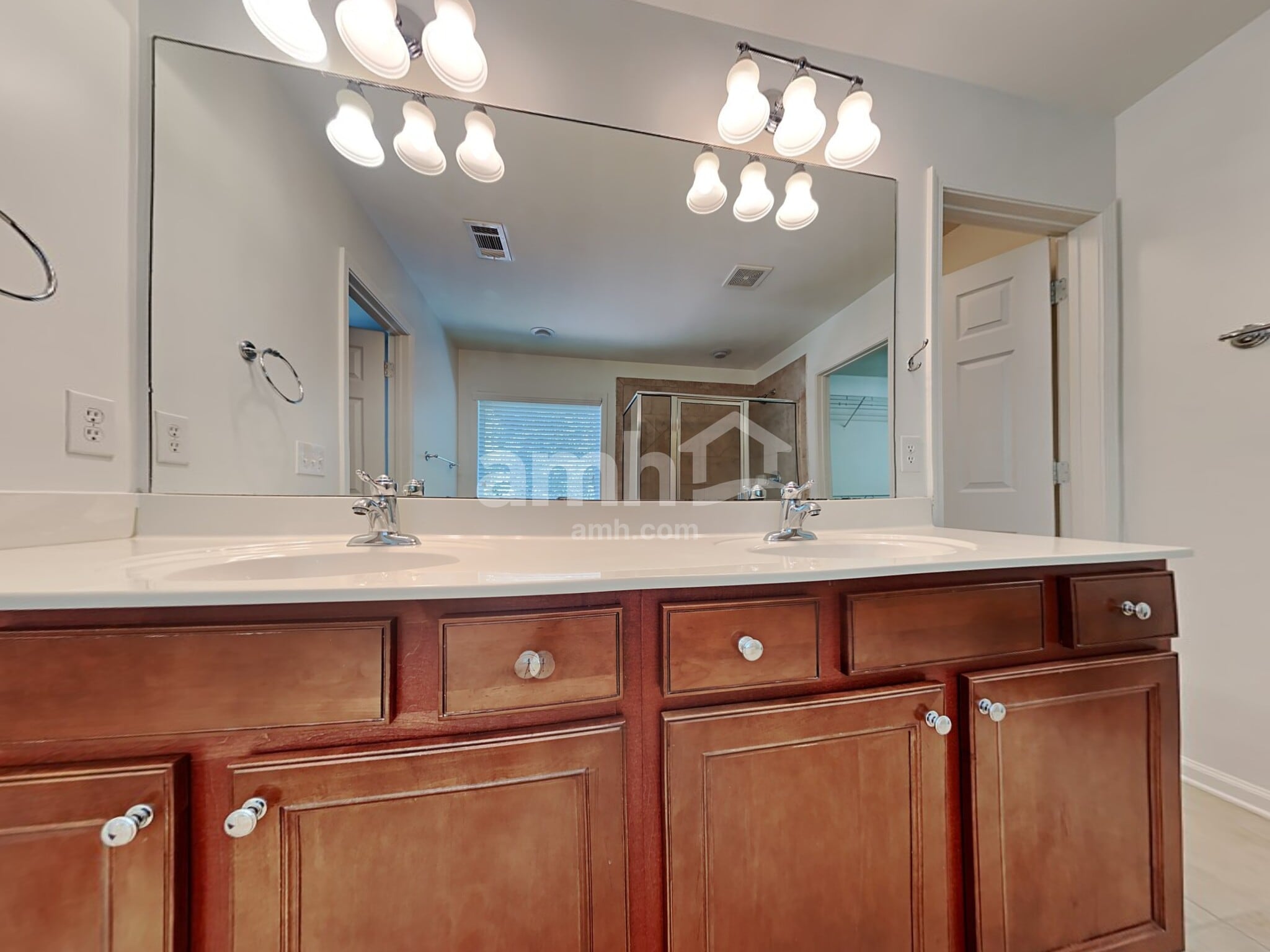 Building Photo - 922 Idlewood Dr