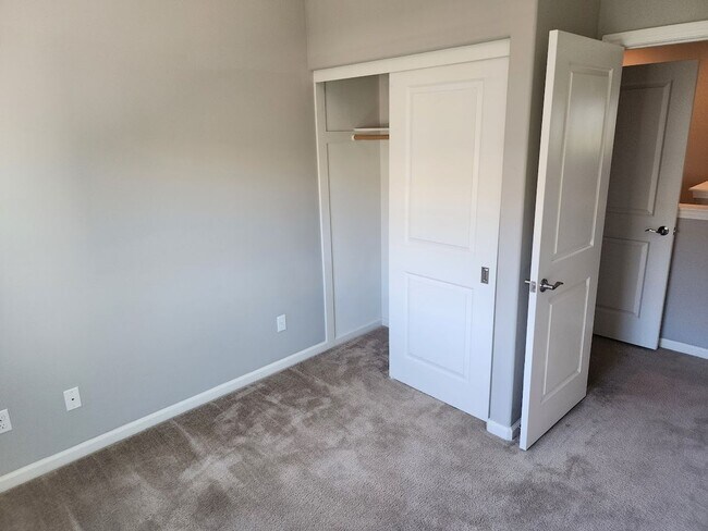 Building Photo - Beautiful Townhome in South Temecula with Views!