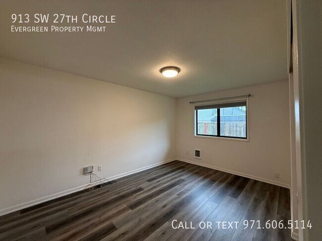 Building Photo - 913 SW 27th Cir