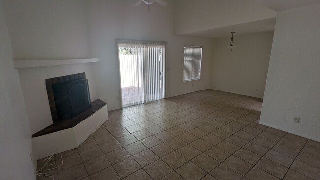 Building Photo - Beautiful Townhouse - 3 bed & 2 bath in Gr...