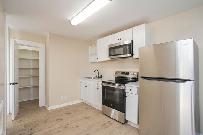 Building Photo - $400 Off First Month! LOCATION! Charming 1/1 Bed Bath Downtown!