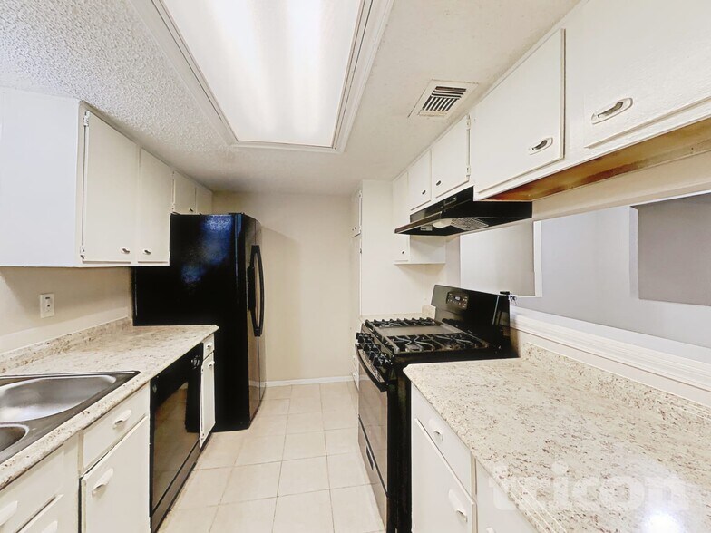 Building Photo - 20118 Misty Pines Dr