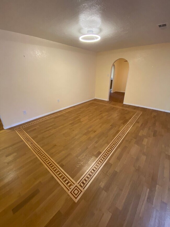 Building Photo - Beautiful 3 Bedroom Home in NE Albuquerque