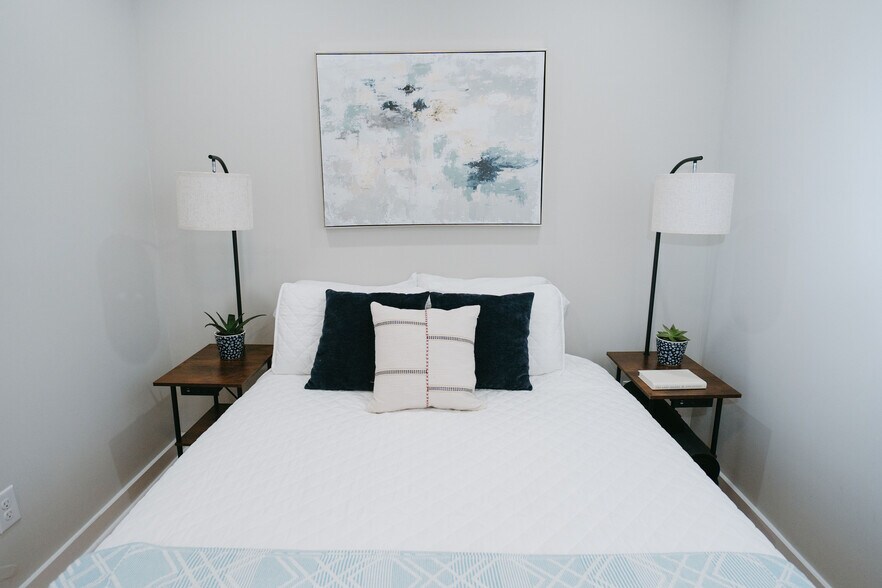 Building Photo - 733 Bonnie Brae Ave SW