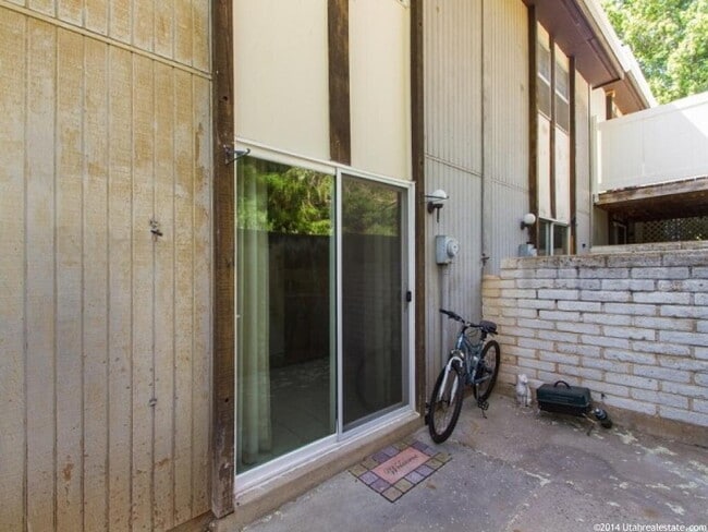 Building Photo - Charming 2-Bed Townhouse with 1.5 Baths in Serene UT Locale