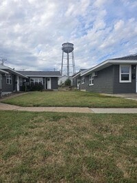 Building Photo - Newly Renovated 2 Bed 1 Bath
