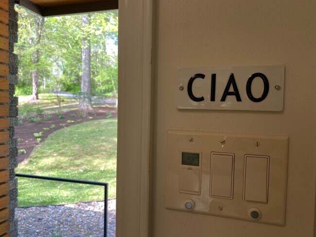 Building Photo - East AVL - Mid Century Modern Beauty in Botany Woods!