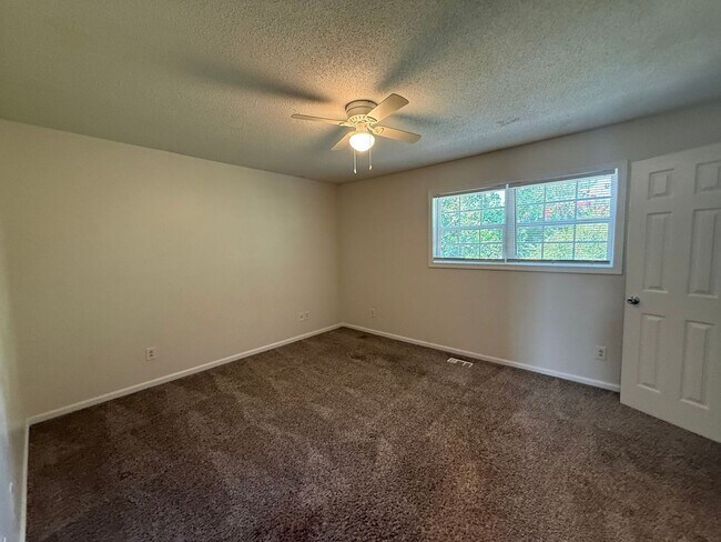Building Photo - 3 bedroom, 1.5 bath Townhouse.