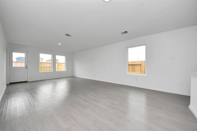 Building Photo - 18036 le gotte