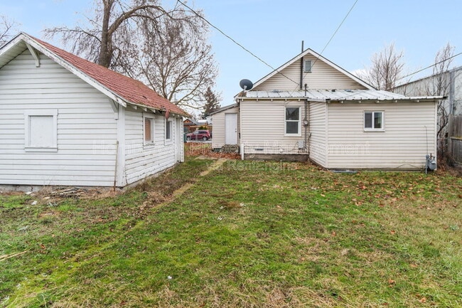 Building Photo - 2911 E Rowan Ave