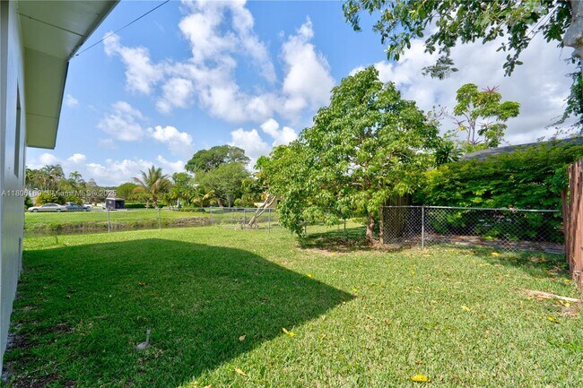 Building Photo - 10722 SW 77th Ave