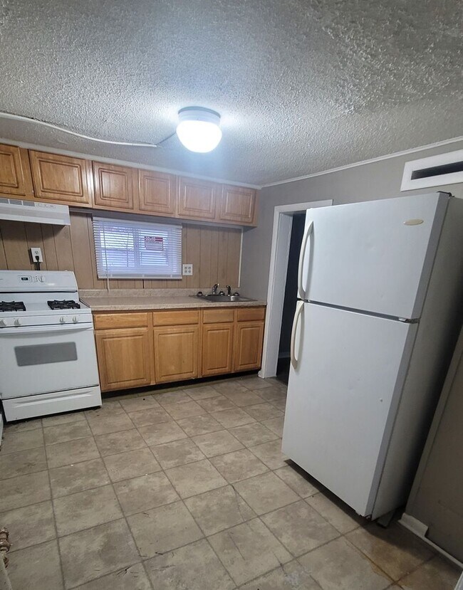 Building Photo - 1503 W 16th St