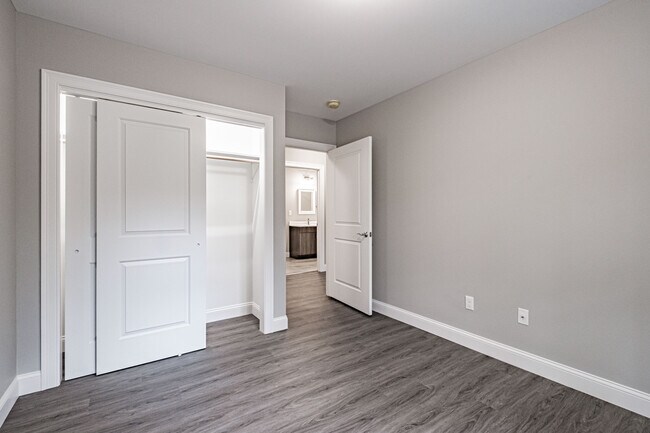 Building Photo - 8 Friendly Way