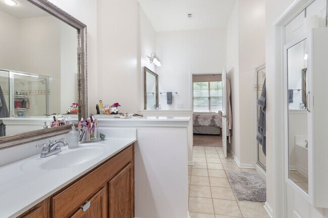 Building Photo - Gorgeous 3/2 Top Floor Condo w/ Private Vi...