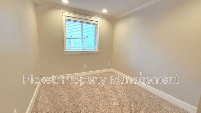 Building Photo - 1331 NE Gilmax Ln