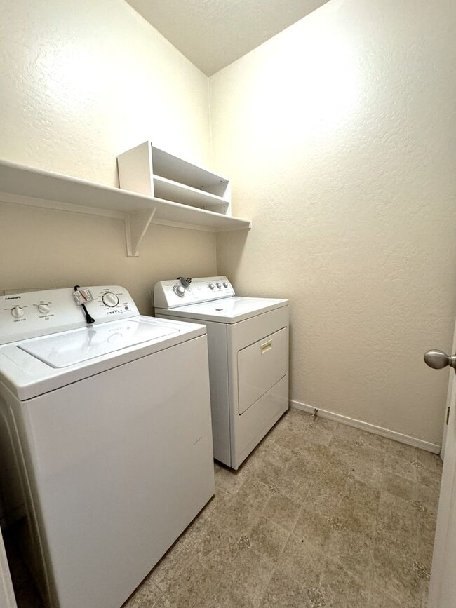 Building Photo - CHARMING 3 BEDROOM IN SPECTRUM COMMUNITY