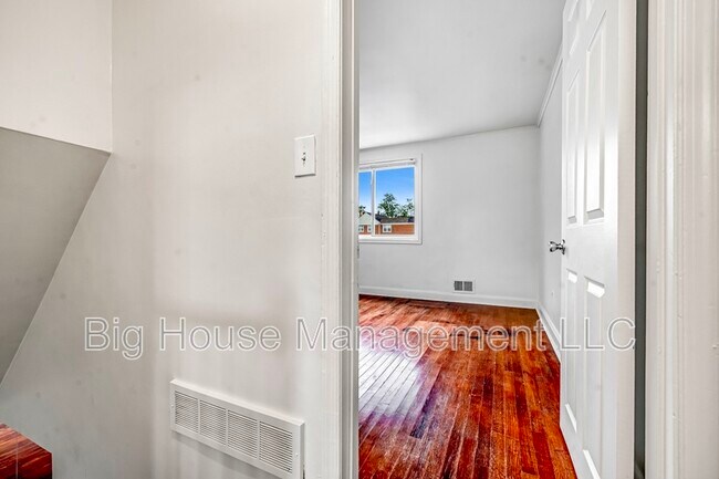 Building Photo - 1302 Hillsway Ct