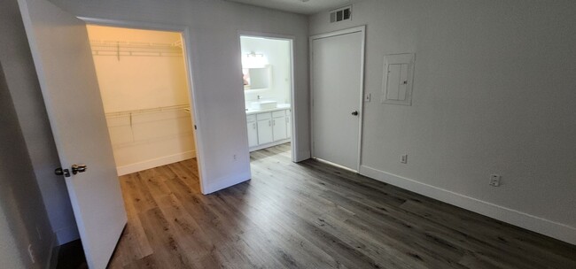 Building Photo - Silverado Ranch Condo!