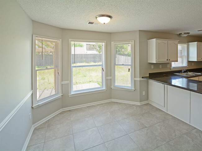 Building Photo - 3 Bedroom with BONUS room, 2 bathrooms. Ne...