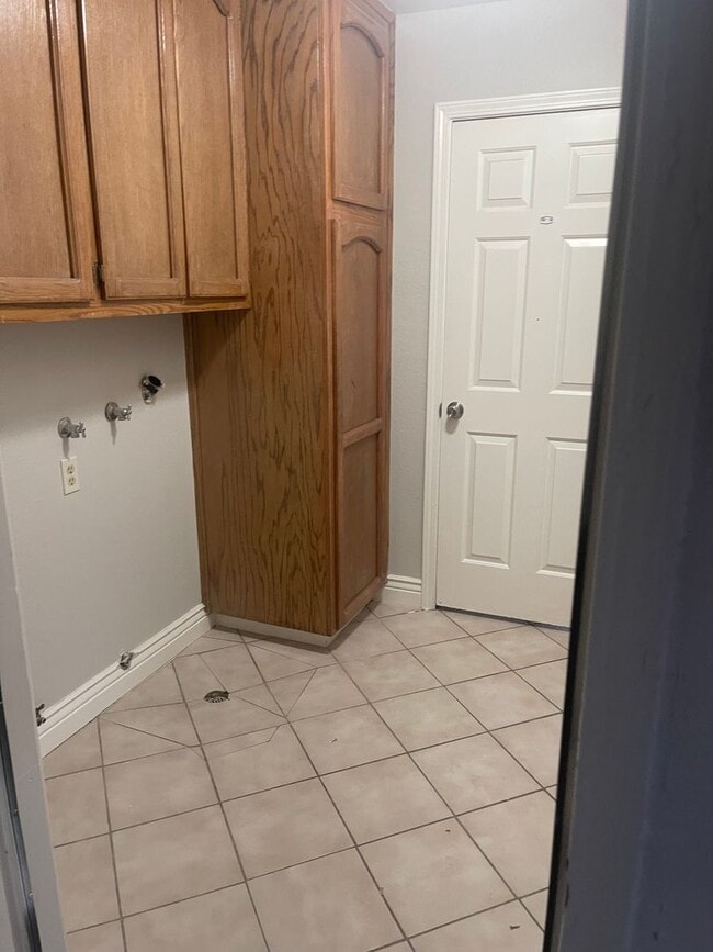 Building Photo - Spacious Home in Porterville