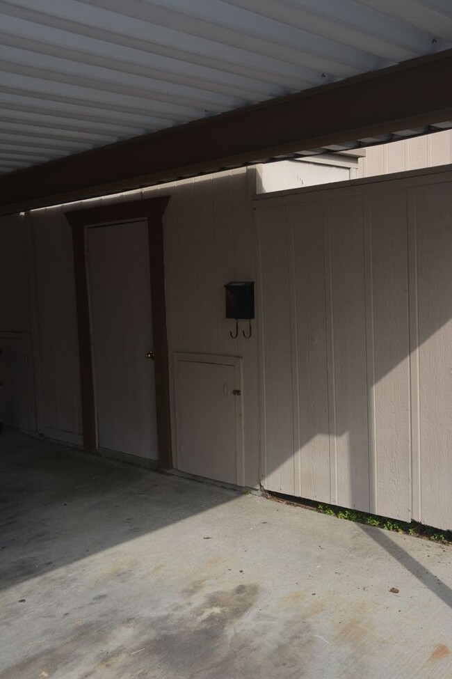 Building Photo - Antioch 3 bedroom, 1 1/2 bath, 2 story tow...