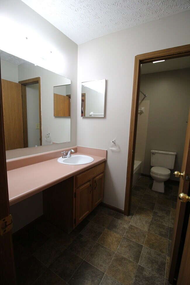 Building Photo - 2 bedroom ranch, duplex