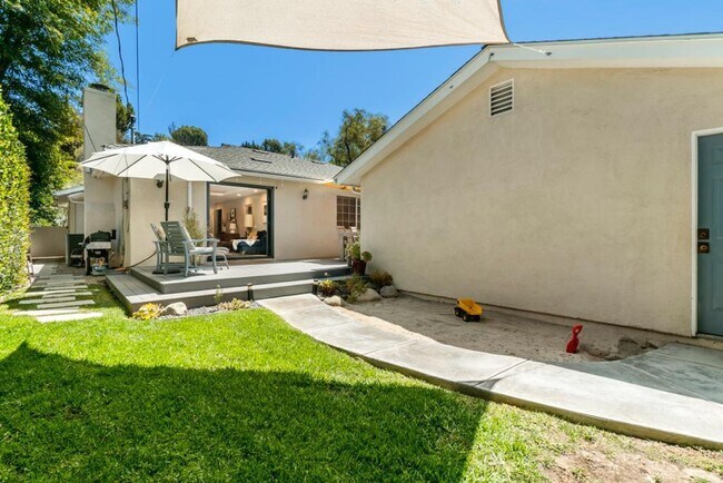 Building Photo - A charming 3-bedroom, 2.5 bath home in Don...