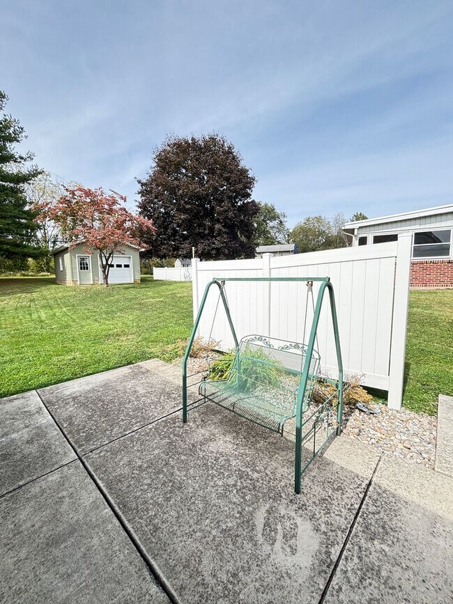 Building Photo - Spacious 3br Home for rent located in Whit...