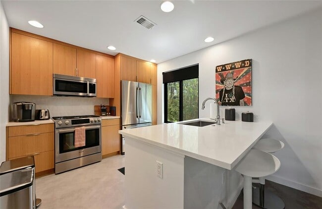 Building Photo - 407 S Park Dr