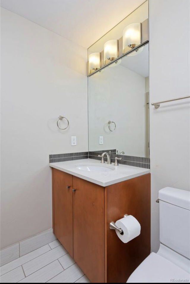 Second en suite bathroom with bathtub/shower - 3211 Shoshone St