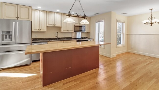 Building Photo - 148 Main St