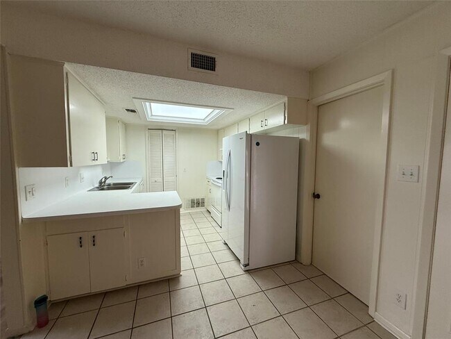 Building Photo - 6917 Scenic Brook Dr