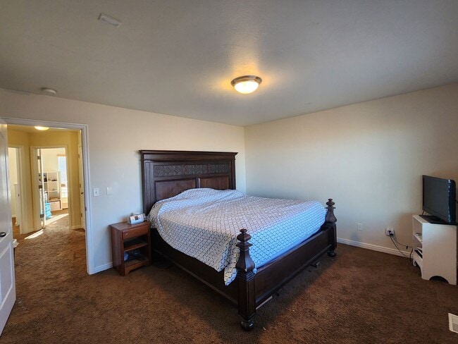 Building Photo - Great 5 Bed 2.5 Bath Home Newly Remodeled