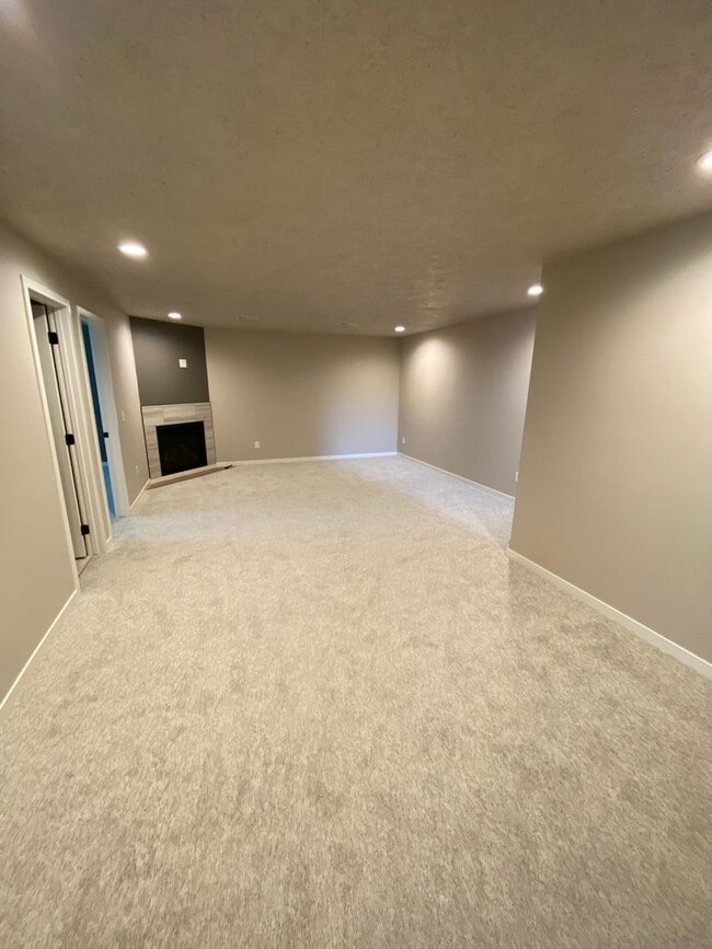 Building Photo - Twin Home