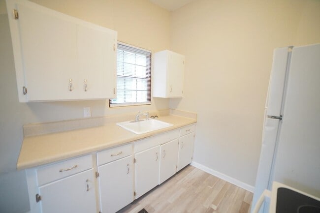 Building Photo - 2031 Holmes St