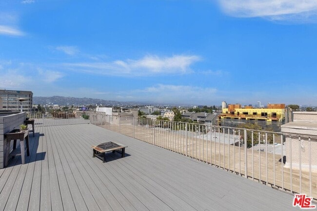 Building Photo - 1450 S Beverly Dr