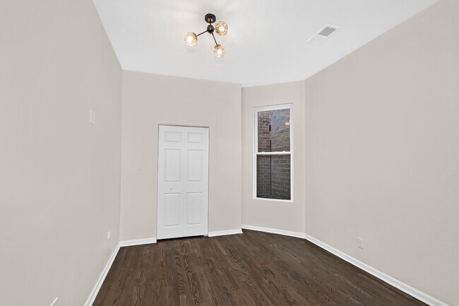 Building Photo - 1337 N Western Ave