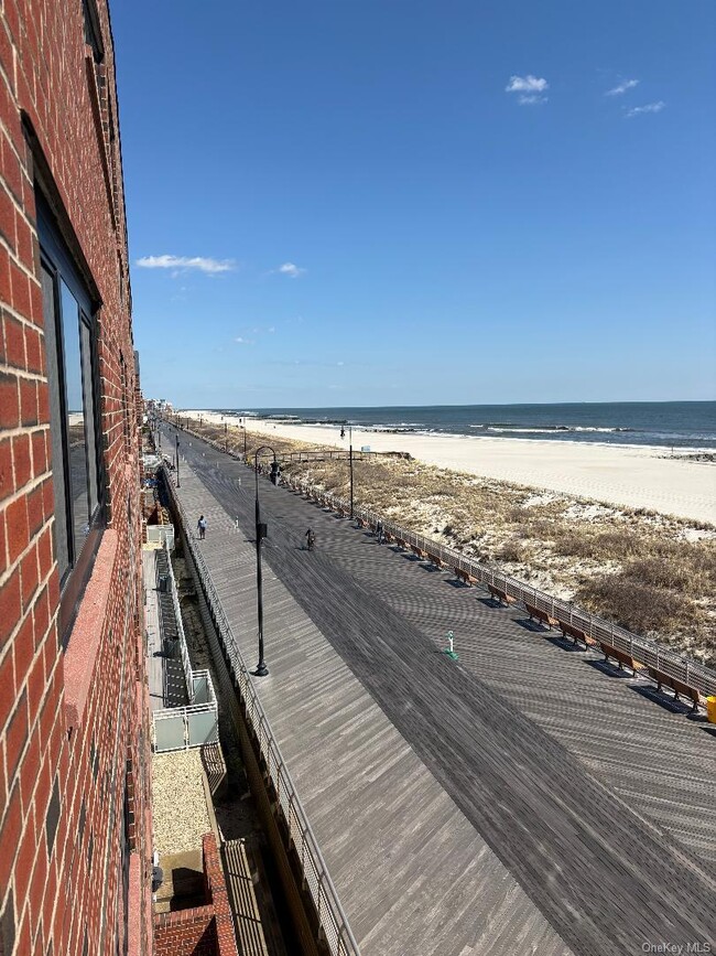 Building Photo - 750 W Broadway