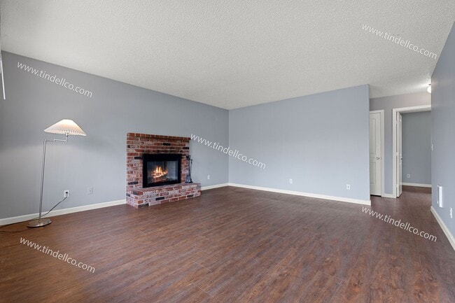 Building Photo - Cozy 2-Bedroom Duplex with Water/Sewer/Garbage & Lawncare  Included!