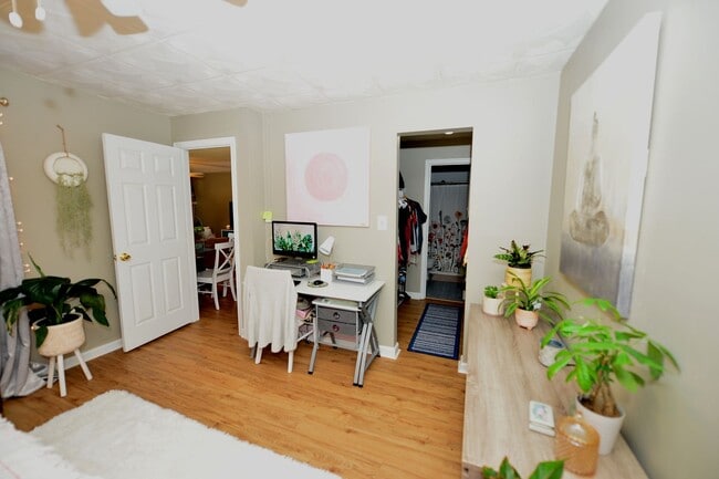 Building Photo - Just Blocks from Beach!