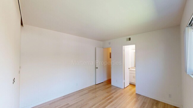 Building Photo - Ren Cir