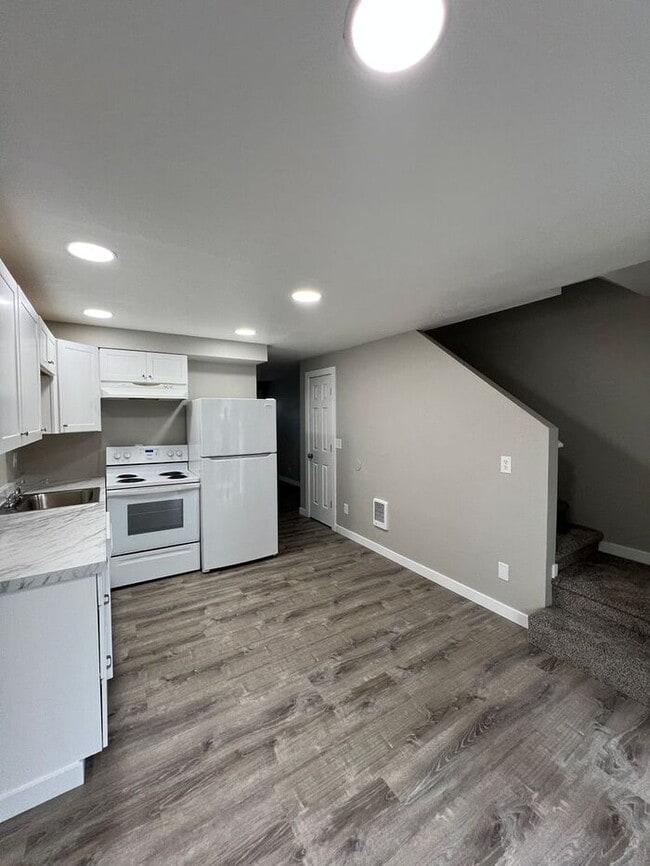 Building Photo - Updated 2BD/1BA Townhome- Move-In Ready Just in Time for Summer!