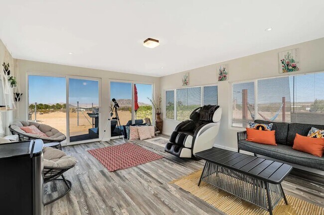 Building Photo - Fully Furnished, Secluded & Private