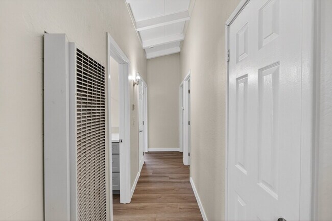 Building Photo - Charming 3-Bed Gem in Sacramento